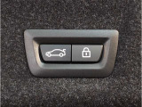 運転中にもオーディオの音量やFMの切り替えなどステアリングでの操作で切り替え可能なため、ステアリングから手を放す必要がない為、運転中でも操作が簡単でございます。