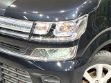 【LEDヘッドライト】悪天候や夜間走行時も良好な視界を確保し安心して運転できる高輝度LEDヘッドライトを装備!点灯速度が早く、消費電力も抑えられています。