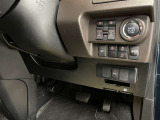 運転席周辺にある各種スイッチ画像です。電動スライドドアの開閉操作やエンジンスタートボタン、駐車支援システム関連のスイッチが装備されています(^^)