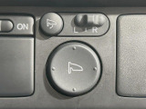 【電動格納ミラー】サイドミラーは電動格納式となっており、狭い駐車場でもキズがつくリスクを抑えられます。