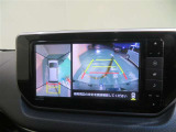 パノラミックビューモニター搭載。カメラで車両周囲の状況を映し出すため、狭い場所での駐車などに役立ちます。