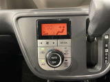 【オートエアコン】一度お好みの温度に設定すれば、車内の温度を検知し風量や温度を自動で調整してくれます。