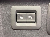 【パワーバックドア】スマートキーや運転席のボタンを押すだけでリアゲートが自動で開閉します!荷物を持っている時や、高い位置にあるバックドアを閉める際に便利な機能です♪