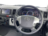 運転席まわりです。 各操作スイッチは使いやすい位置に配置されてます。
