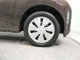 純正のホイールキャップ付きのお車になります!!お車とのバランスのいいデザインですよ!