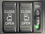 【両側パワースライドドア】スマートキーや運転席のスイッチで後席両側スライドドアの開閉が可能♪電動だから力を入れてドアを開ける必要が無く、小さなお子様でも簡単に開け閉めでき快適です♪
