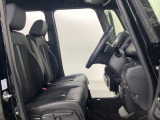 女性でも運転がしやすいように、シートの高さ調整機能(シートリフター)がついています。運転席と助手席の間が空いている為、助手席側への移動がスムーズです。交通量の多い道でも助手席側から乗り降りができます。