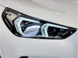 BMWの伝統の丸目4灯ヘッドライトでございます。LEDライトで視認性もよく明るく安全性の向上につながります。