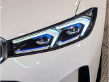BMWの伝統の丸目4灯ヘッドライトでございます。LEDライトで視認性もよく明るく安全性の向上につながります。