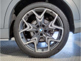 BMWの純正アロイホイールは軽量かつ強度にも優れているホイールで走行性能を引き上げる設計になっております。足元にもBMWは妥協がなくこだわっている個所になります。