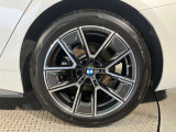 【BMWアロイホイル】軽量かつ強度に拘ったアロイホイル。走行性能ポテンシャルを引き出す設計。車の足元を引き締めてくれる大きなポイントはアロイホイルです。
