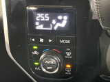 【オートエアコン】一度お好みの温度に設定すれば、車内の温度を検知し風量や温度を自動で調整。暑い&hellip;寒い&hellip;と何度もスイッチ操作をする必要はありません。快適な車内空間には必須の機能ですね♪