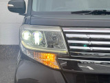 【LEDヘッドライト】悪天候や夜間走行時も良好な視界を確保し安心して運転できる高輝度LEDヘッドライトを装備!点灯速度が早く、消費電力も抑えられています。