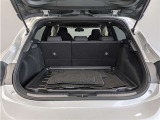 とても広々、大きな開口部の荷室スペースですね。 開口部広々だから、大きな荷物も楽々収納出来ちゃいますね。 荷物スペースは広いほうがいいですよね。