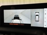 【パノラミックビューモニター】車を真上から見た状態をナビに映し出し、駐車時などをサポート☆クルマの斜め後ろなど、目が届きにくい箇所も確認できるため、いち早く障害物に気が付くことができます!