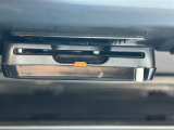 【ETC】有料道路を利用する際に料金所で停止することなく通過できる、ETC車載器(ノンストップ自動料金収受システム機器)が装備されています。セットアップを行うことで利用可能になります。