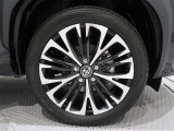 アルミホイールを装備、タイヤサイズは215/50R18です。