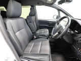 ゆったり室内で運転もしやすいです♪使い勝手の良い配置も考えられています!!