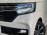 【LEDヘッドライト】悪天候や夜間走行時も良好な視界を確保し安心して運転できる高輝度LEDヘッドライトを装備!点灯速度が早く、消費電力も抑えられています。