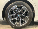 【BMWアロイホイル】軽量かつ強度に拘ったアロイホイル。走行性能ポテンシャルを引き出す設計。車の足元を引き締めてくれる大きなポイントはアロイホイルです。