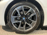【BMWアロイホイル】軽量かつ強度に拘ったアロイホイル。走行性能ポテンシャルを引き出す設計。車の足元を引き締めてくれる大きなポイントはアロイホイルです。
