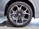 BMWの純正アロイホイールは軽量かつ強度にも優れているホイールで走行性能を引き上げる設計になっております。足元にもBMWは妥協がなくこだわっている個所になります。