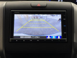 【バックカメラ】駐車時に後方がリアルタイム映像で確認できます。大型商業施設や立体駐車場での駐車時や、夜間のバック時に大活躍!運転スキルに関わらず、今や必須となった装備のひとつです!