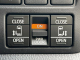 【両側パワースライドドア】スマートキーや運転席のスイッチで後席両側スライドドアの開閉が可能♪電動だから力を入れてドアを開ける必要が無く、小さなお子様でも簡単に開け閉めでき快適です♪