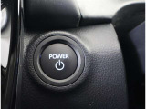 スマートキーを携帯していればキーを取り出さずにドアを施錠&解錠。クルマの始動も可能です。