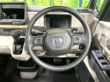 インテリアに合わせたデザインのステアリングは、運転される方のことも考え、運転しやすい形状、大きさです。是非一度、実際に触ってお確かめください。