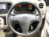 インテリアに合わせたデザインのステアリングは、運転される方のことも考え、運転しやすい形状、大きさです。是非一度、実際に触ってお確かめください。