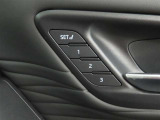 運転席は三人分のシートポジションを記憶します。