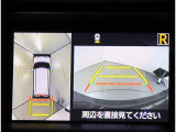 パノラミックビューモニターは、車両の前後左右に搭載した4つのカメラにより、車を真上から見ているような映像を表示させ、運転席から確認しにくい車両周囲の状況を把握できます。