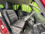 運転席まわりには十分なスペースがあり、大柄な方でもゆったり運転していただける環境です。
