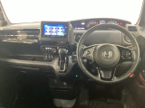 車内は光触媒抗菌消臭施工済です。インパネ周りはスタイリッシュなデザインです。グローブボックスやカップホルダーのほかにトレーなどたくさんの収納スペースが付いています。