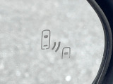 【ブラインドスポットモニター】走行中、ドアミラーの死角になりやすい箇所に後続車が接近するとサイドミラーのレンズに警告を表示!ドライバーに注意喚起をしてくれます。