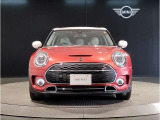 MINIのフロントグリルのデザインはイギリスで生まれた当初から、シルバーのサイドバーが折り重なった伝統的なデザインで御座います。その伝統はBMWのお車になってからでも少しずつ形を変えて守られております