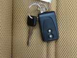 電子キーをポケットやカバンに入れているだけで、ドアの開錠・施錠が行えます。荷物を抱えていてもラクラク開閉です。エンジン始動も行えます。