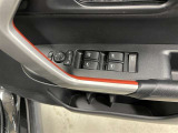 パワーウィンドウスイッチで運転席から全席の窓の開閉ができます♪