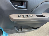 運転席パワーウィンドウスイッチとドリンクホルダーです。