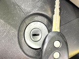 【キーレス】少し離れた場所からでもボタン一つでドアの開錠・施錠ができるのでとっても便利!ドアの鍵穴周りに傷をつけることもありません♪