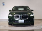 【BMWの伝統-1】BMWの特徴的な&ldquo;キドニーグリル&rdquo;は、80年以上続く伝統の形でございます。変わらないこだわりのデザインが、プレミアムブランド&ldquo;BMW&rdquo;を創り出します。
