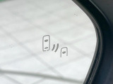 【ブラインドスポットモニター】走行中、ドアミラーの死角になりやすい箇所に後続車が接近するとサイドミラーのレンズに警告を表示!ドライバーに注意喚起をしてくれます。
