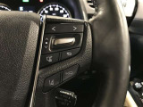 ステアリングスイッチ付きで、運転中に視線を前に向けたまま操作できます。