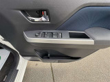 運転席パワーウィンドウスイッチとドリンクホルダー