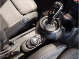 ミニ独特のゴーカートフィーリングと呼ばれる軽快なハンドリングはAT車、MT車のどちらでも楽しめます。
