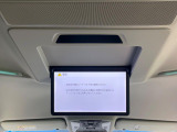 【リヤエンターテインメントシステム】後席にお座りの方も大満足の、人気メーカーオプションを装備。専用の音響システムと、大画面のモニターで移動中もDVD等をお楽しみいただけます。