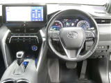 【徹底洗浄クリーニング実施済】運転席からの視界はこんな感じです☆お気軽にご来店いただき、実際に座って是非お確かめください。ドライバーに寄り添う快適な操作フィールをもたらすステアリングです。