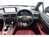 スポーティームード溢れる運転席周りですね。 クイックなドライビングに対応できるよな運転席回りになっています。 ドライブがますます楽しくなりますね!
