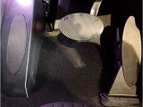 【ペダル】BMWはオルガン式アクセルペダルを採用しています。踏み込む足とペダルが同じ軌跡を描くため、かかとがずれにくく、アクセルコントロールがよりしやすくなるメリットがあります。